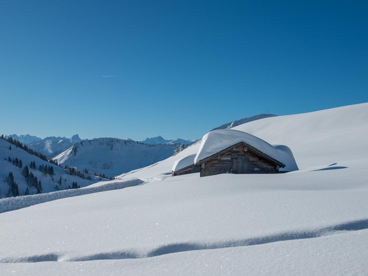 Hütte im Schnee bei Oberdamüls