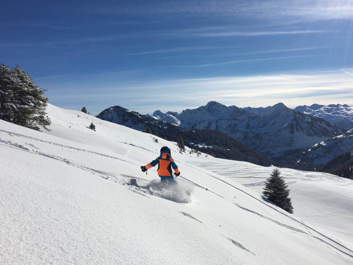 Skifahrer im Tiefschnee vom Skigebiet Damüls-Mellau