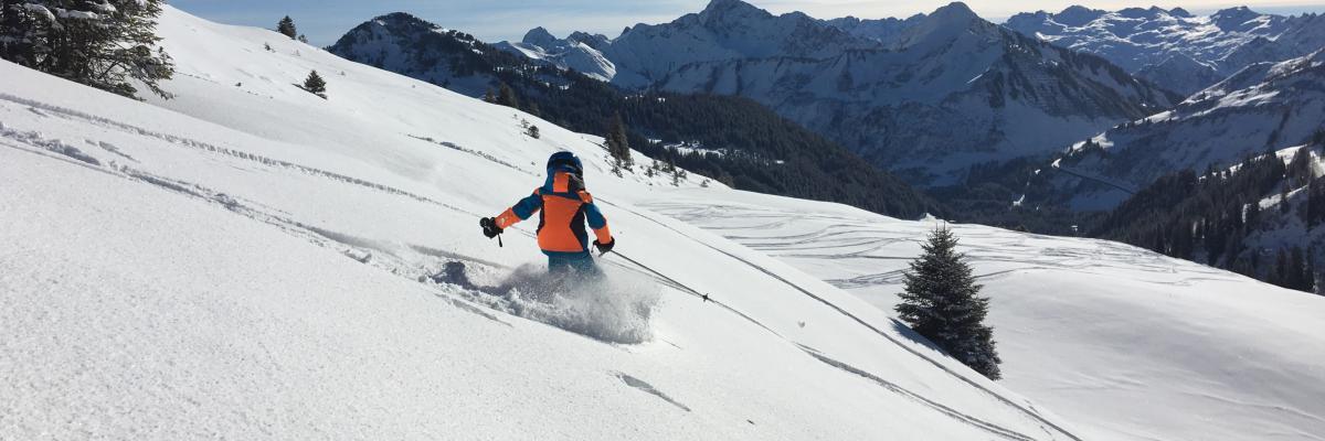 Skifahrer im Tiefschnee vom Skigebiet Damüls-Mellau